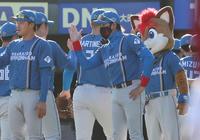 　笑顔で加藤貴らナインを迎える新庄監督（撮影・金田祐二）