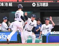 　７回、生還した平沼を迎える松井監督（中央）＝撮影・園田高夫