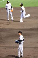 　４回、渡辺にソロを許す赤星（撮影・山口登）