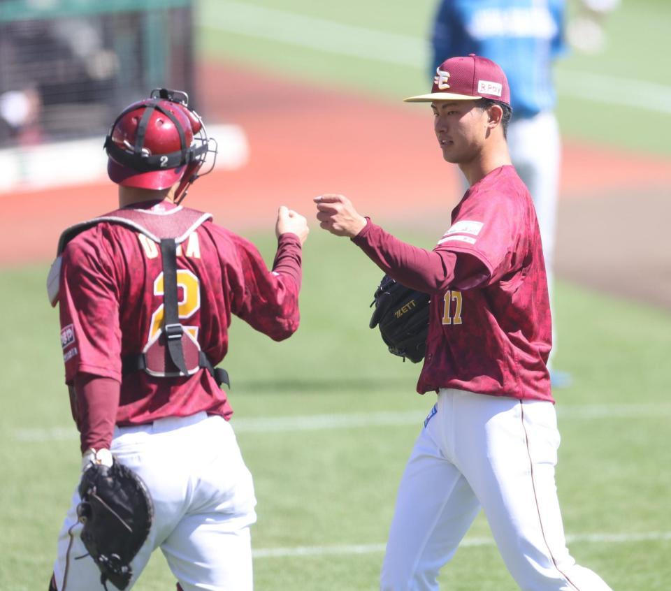 　２回、太田とグータッチする古謝（撮影・金田祐二）