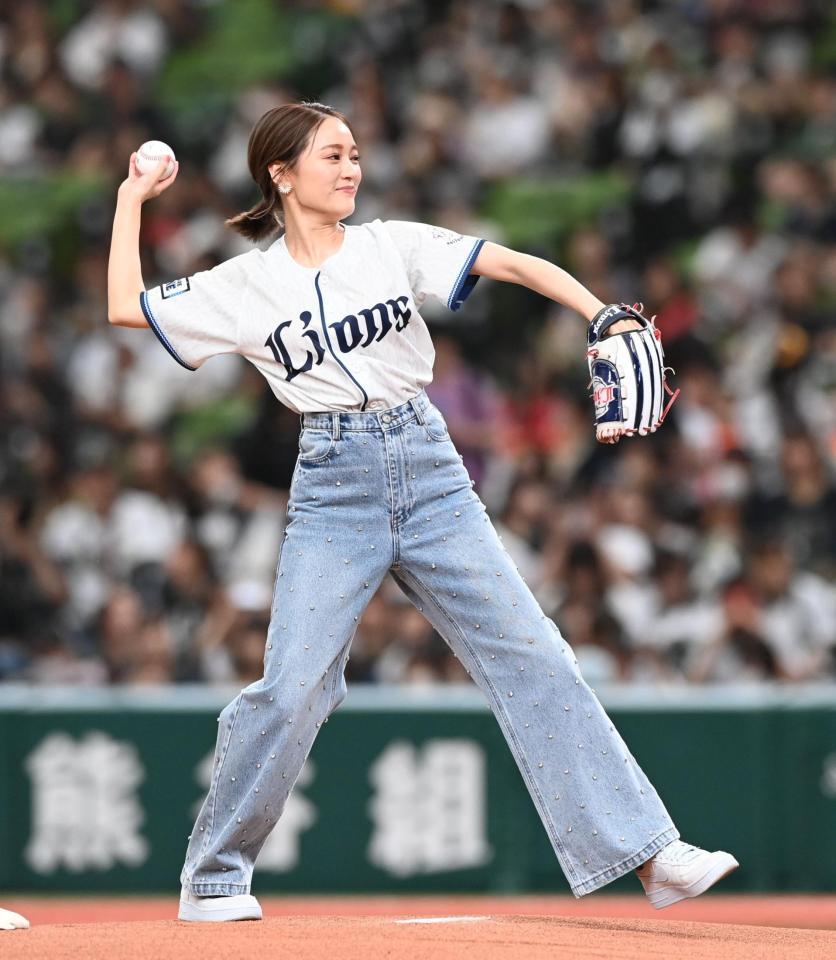 　セレモニアルピッチを行ったｃｈａｙ（撮影・園田高夫）