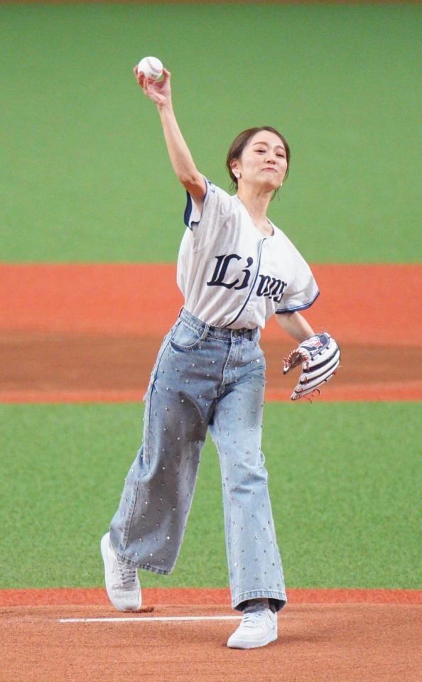 　セレモニアルピッチで投球するｃｈａｙ