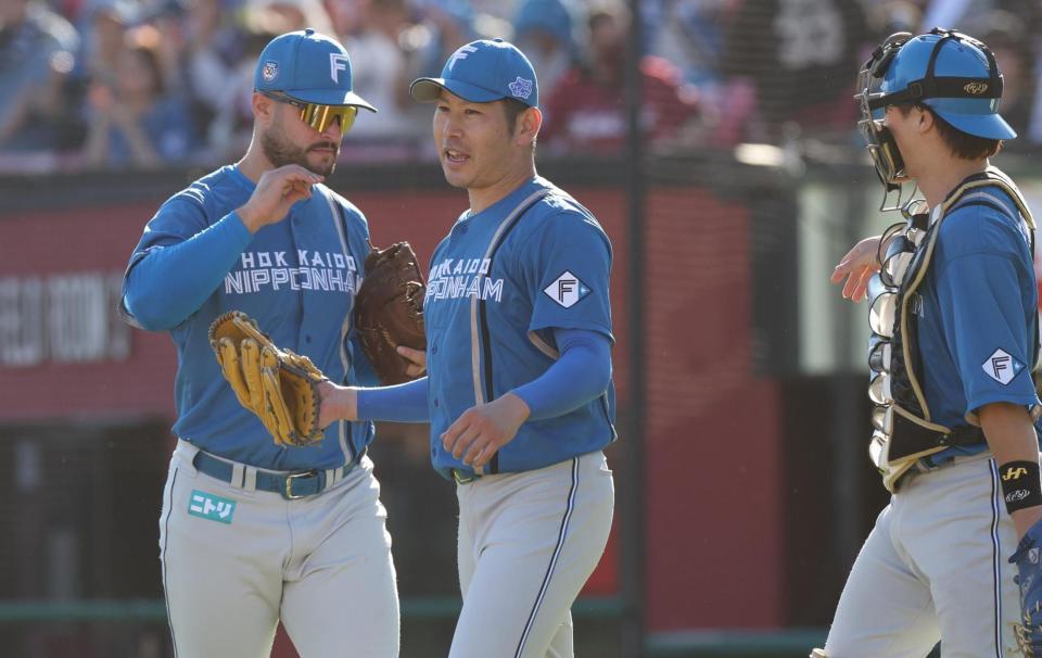 　完封勝利を挙げ喜ぶ加藤貴（撮影・金田祐二）