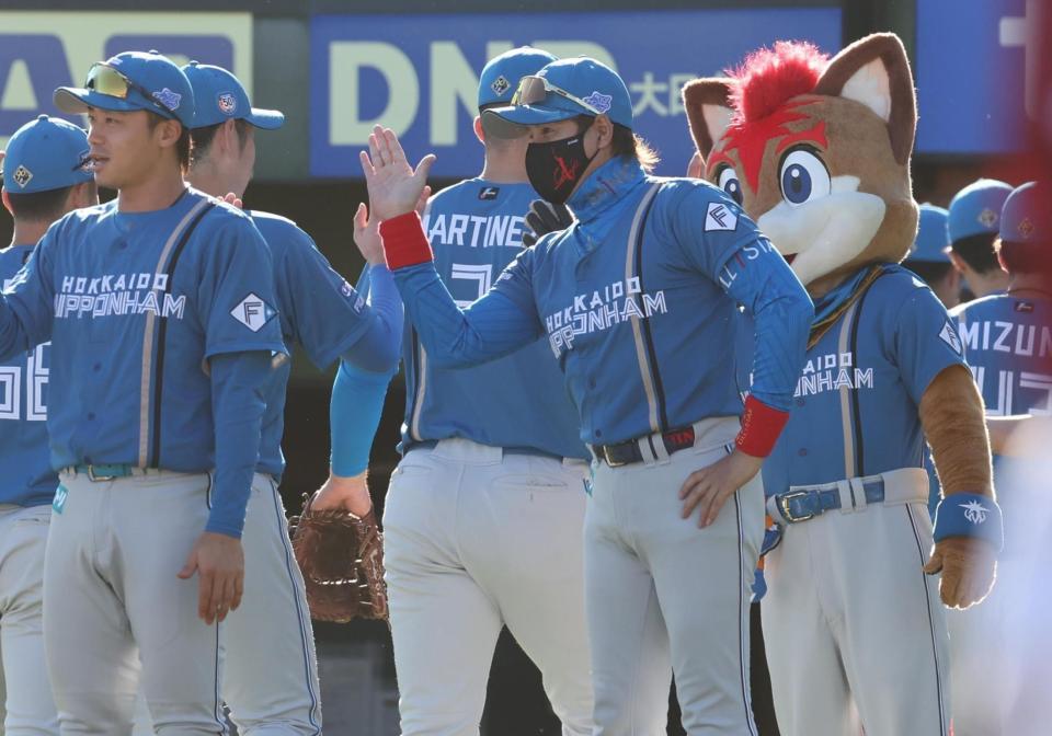 　笑顔で加藤貴らナインを迎える新庄監督（撮影・金田祐二）