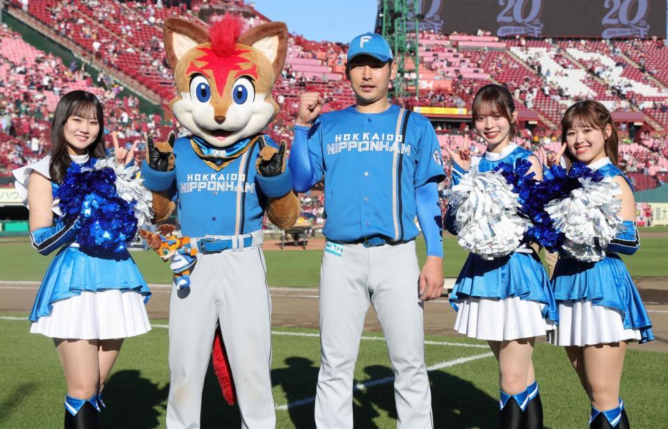 　完封勝利を挙げファイターズガールとポーズをきめる加藤貴（撮影・金田祐二）