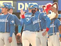 　笑顔でナインを迎える新庄監督