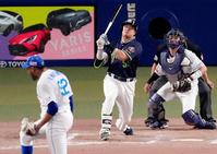 　９回、村上が空振り三振に倒れ試合終了。投手マルティネス、捕手木下