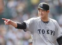 　２回、阪神打線を無失点に抑え、引き揚げる菅野（撮影・田中太一）