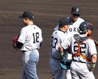 　７回、先制を許し降板する菅野（左）＝撮影・山口登