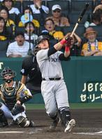 　９回、同点ソロを放つ岡本和（撮影・飯室逸平）