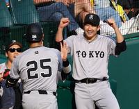 　９回、岡本和の同点ソロに笑顔で出迎える菅野（撮影・山口登）