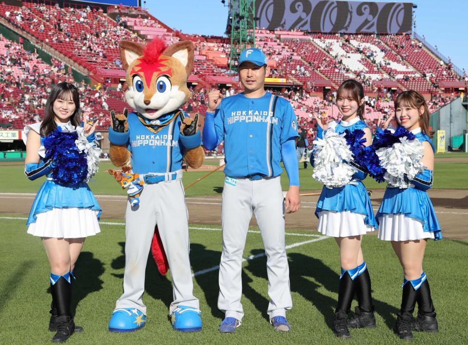 　完封勝利を挙げ、ファイターズガールと笑顔を見せる加藤貴（撮影・金田祐二）