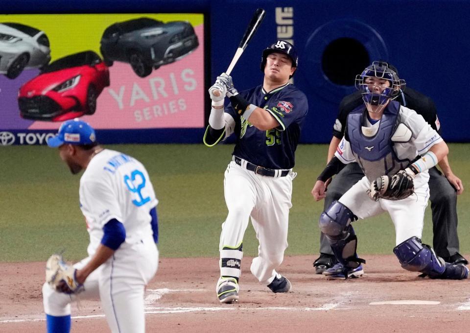 　９回、村上が空振り三振に倒れ試合終了。投手マルティネス、捕手木下