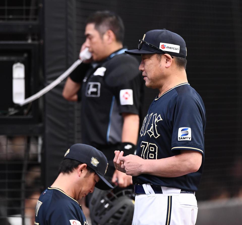 　４回、小刻みな継投を見せる中嶋監督（撮影・園田高夫）