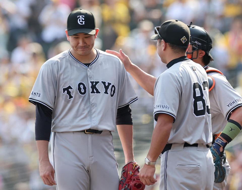 　７回、連打で先制を許した菅野は阿部監督から降板を告げられる（撮影・田中太一）