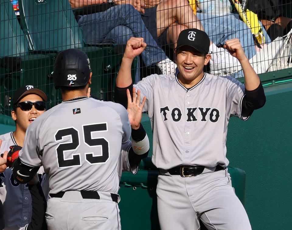 　９回、岡本和の同点ソロに笑顔で出迎える菅野（撮影・山口登）