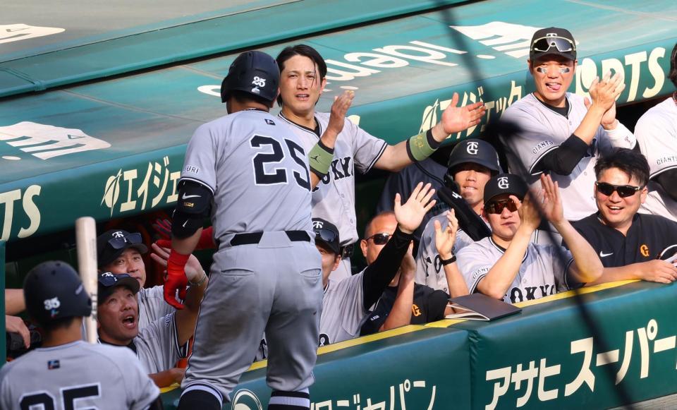 　９回、ソロを放った岡本和を迎える阿部監督（左端）ら巨人ナイン（撮影・山口登）