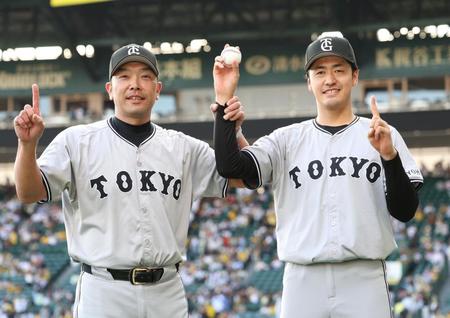 　プロ初勝利を挙げた西舘は阿部監督とポーズを決める（撮影・田中太一）