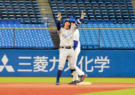 　初回、追加点を奪う適時二塁打を放ち喜ぶＮＴＴ東日本・野口