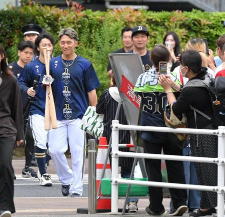 　ファンの声援を浴びながら室内練習場に向かう西川（撮影・市尻達拡）