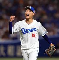 　７回、無失点に抑えガッツポーズを決める高橋宏（撮影・山口登）