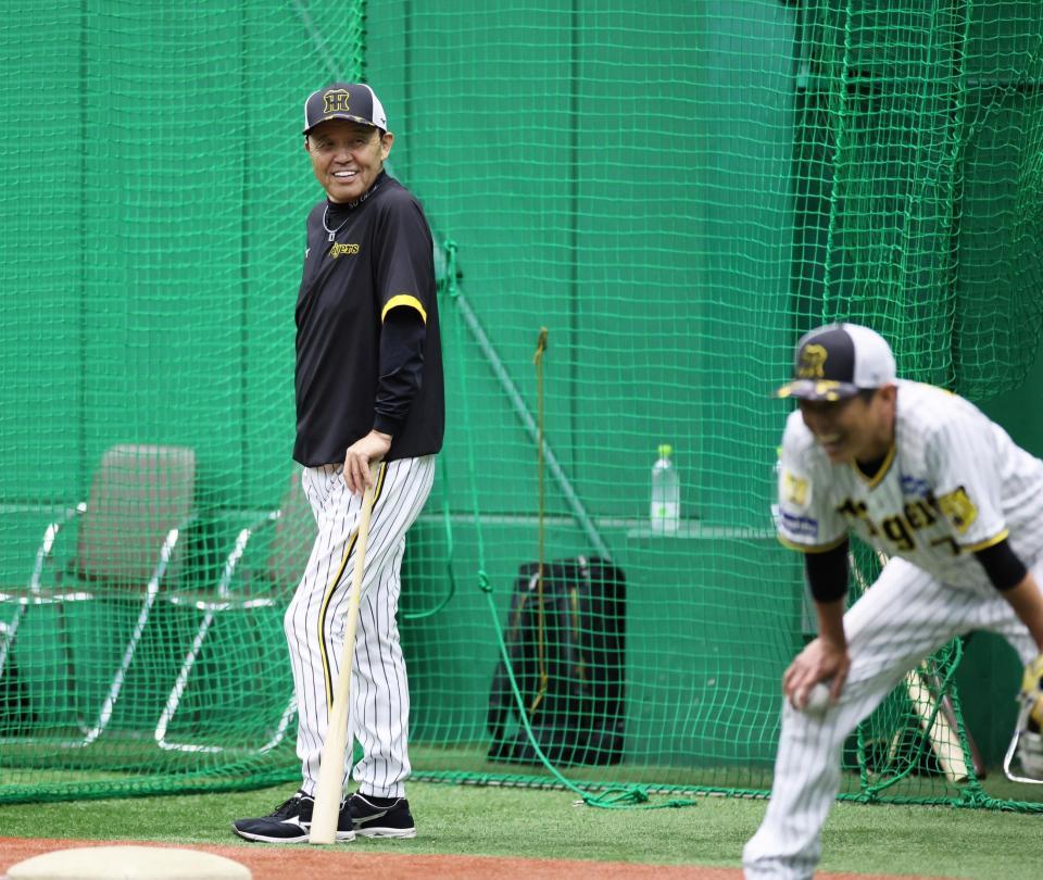 　練習を見守る岡田監督（撮影・立川洋一郎）