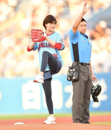 【写真】アカン！かわいすぎる　内田有紀　始球式前の深呼吸が悶絶レベル