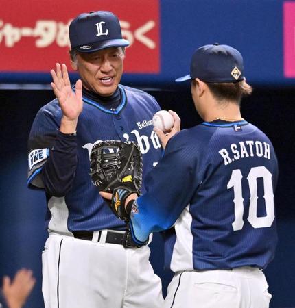 　中日に勝利し、佐藤龍（右）からウイニングボールを受け取る渡辺監督代行