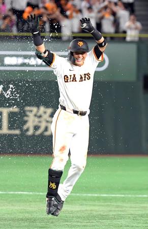 　１２回、吉川は右越えにサヨナラ二塁打を放つ（撮影・佐藤厚）