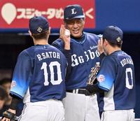 　中日に勝利し、佐藤龍（左）からウイニングボールを受け取る渡辺監督代行