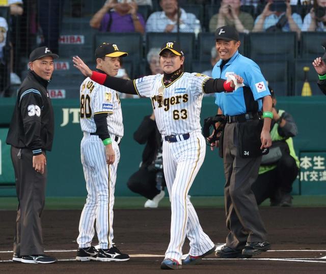 衝撃！新庄監督が阪神ユニホームで登場