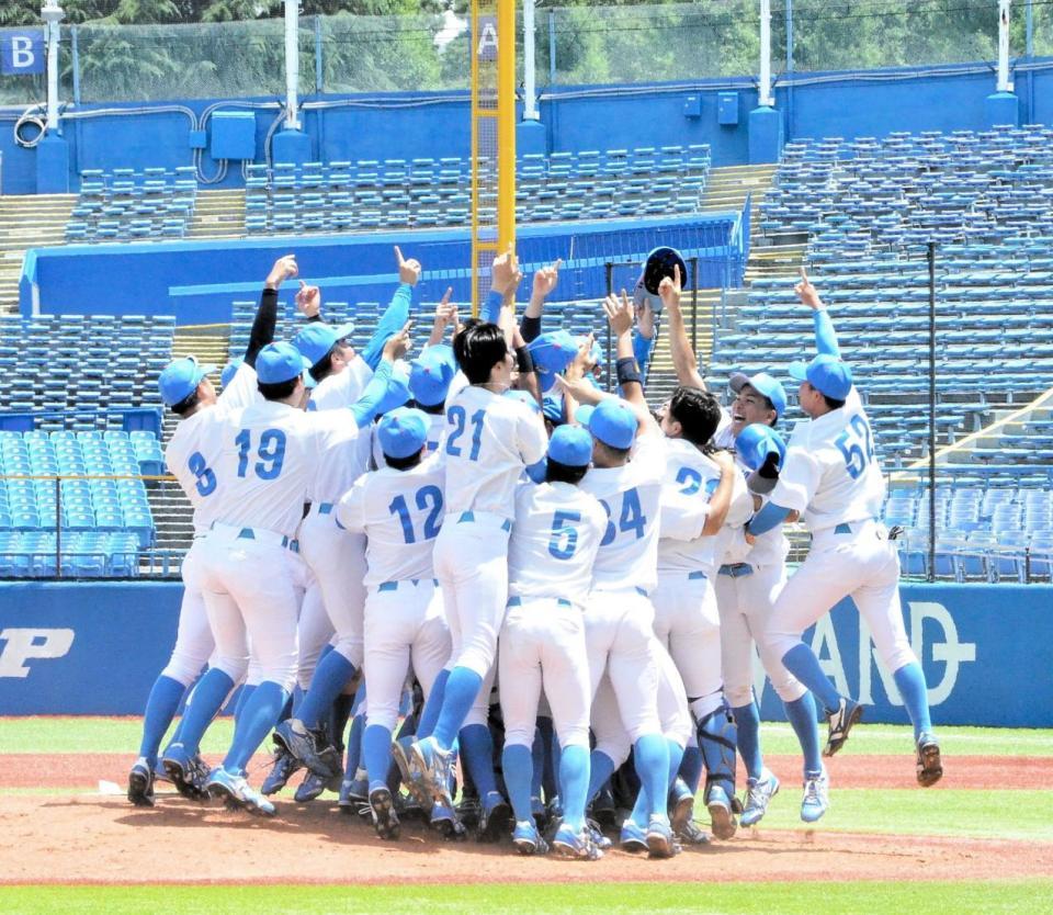 　３季連続１５度目の優勝を果たした青学大