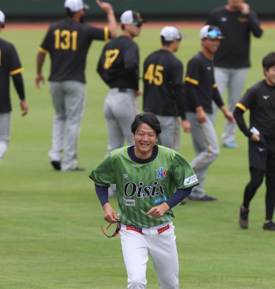 　阪神ナインと再会した小林