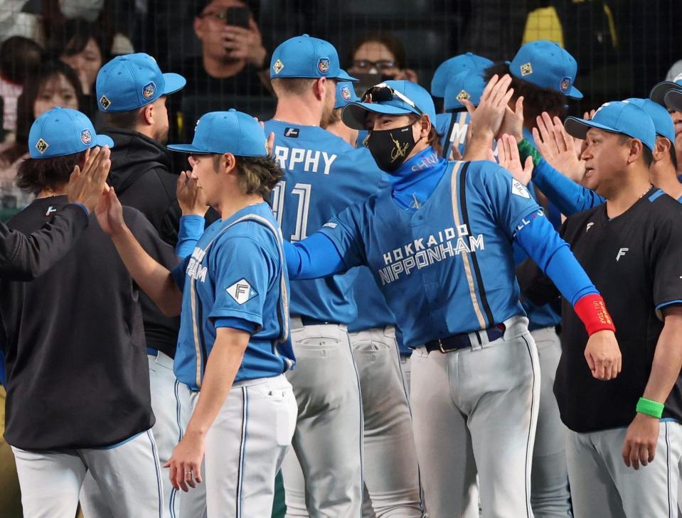 　阪神に勝利し、ナインを迎える新庄監督（撮影・中田匡峻）