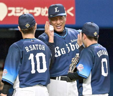 　中日に勝利し、佐藤龍（左）からウイニングボールを受け取る渡辺監督代行