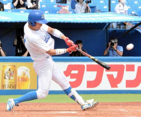 　４回、逆転３ランを放つ青学大・佐々木