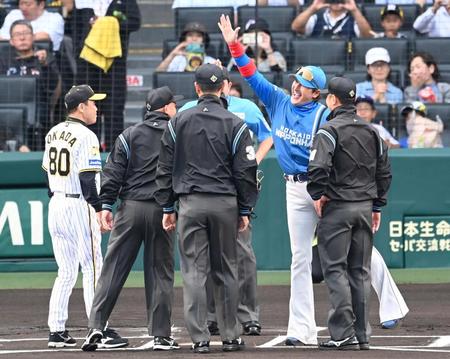 　審判とハイタッチを交わす新庄監督（右）＝撮影・飯室逸平