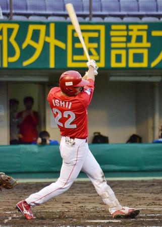 　鋭いスイングを見せる日本生命・石伊