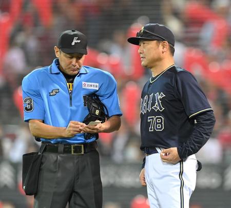 　選手交代を告げる中嶋監督（撮影・市尻達拡）