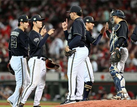 　広島に逆転勝ちし、タッチを交わすオリックスナイン