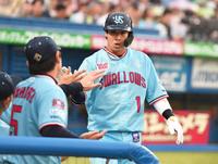 　３回、同点の左越えソロを放ちナインとタッチを交わす山田（撮影・開出牧）