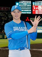 　７回無失点で６勝目を挙げ、ポーズをとる山崎