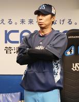 　６回、試合を見つめる高津監督