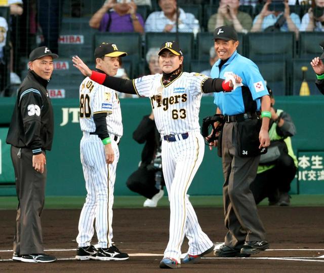 新庄劇場“18年ぶりタテジマ”で甲子園