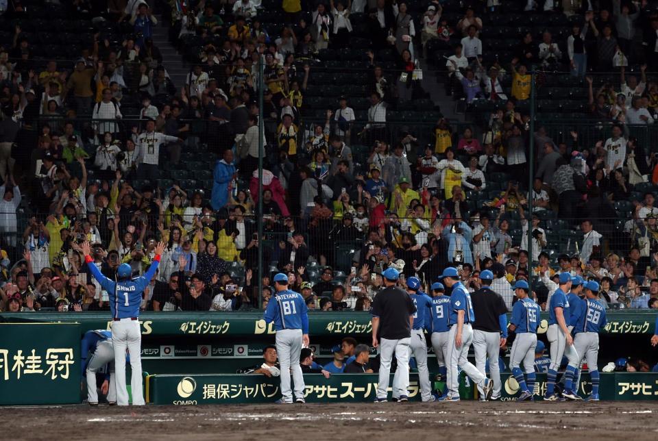 　阪神に勝利し、ファンの声援に応える新庄監督（左）＝撮影・山口登