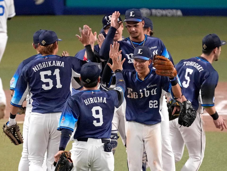 　中日に連勝しタッチを交わす西武ナイン