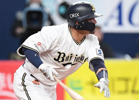 オリックス・森にアクシデント　五回の守備から途中交代　四回の走塁中に痛めたか　トレーナー駆け寄る場面も