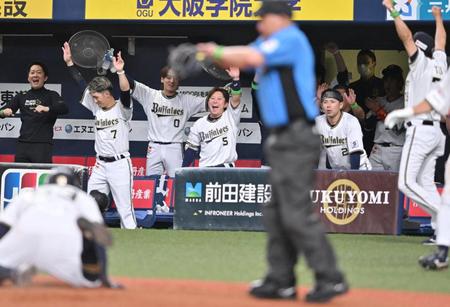 　中日にサヨナラ勝ちし喜ぶオリックスナイン