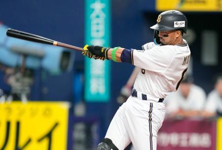 　９回オリックス１死一、三塁、宗がサヨナラの左犠飛を放つ＝京セラドーム