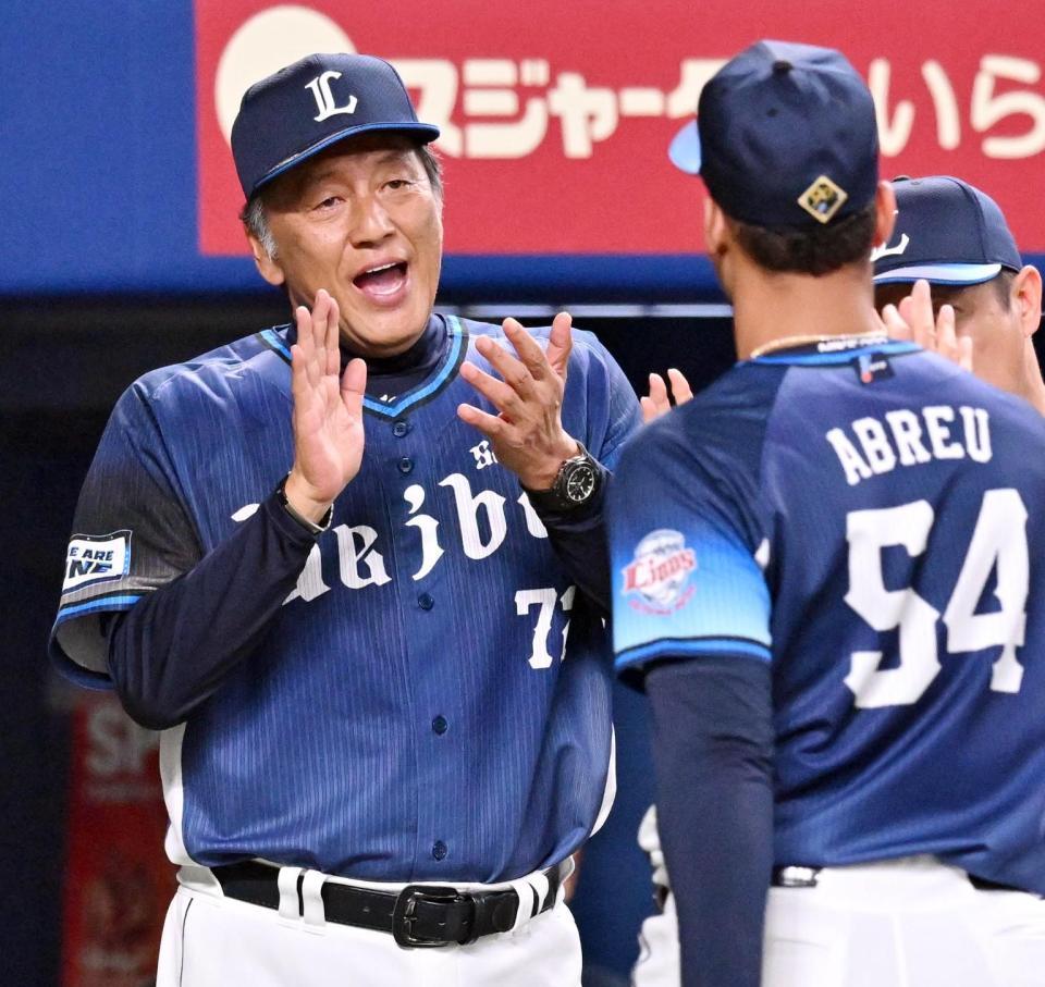 　中日に連勝しナインを迎える渡辺監督代行